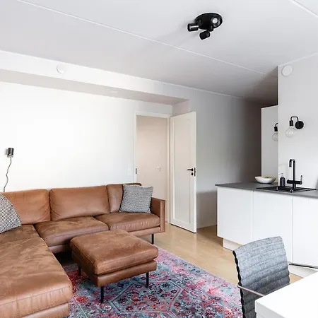 Lovely Two Bedroom Close To Metro *