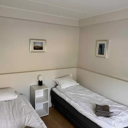 Lovely Two Bedroom Close To Metro