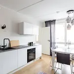 アパート Lovely Two Bedroom Close To Metro ヘルシンキ