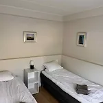 Lovely Two Bedroom Close To Metro