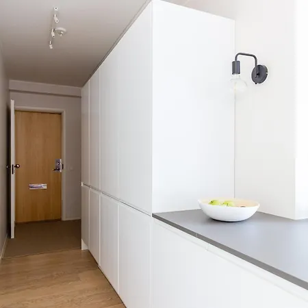 Lovely Two Bedroom Close To Metro Huoneisto