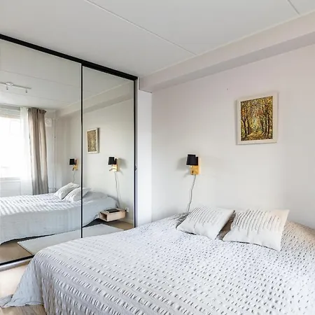 Lovely Two Bedroom Close To Metro