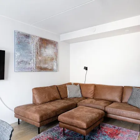 Lovely Two Bedroom Close To Metro * 헬싱키