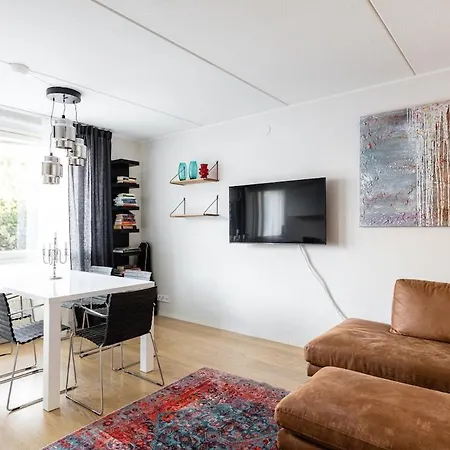 Lovely Two Bedroom Close To Metro *