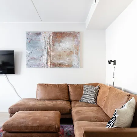 Lovely Two Bedroom Close To Metro 헬싱키
