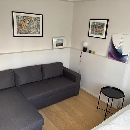 Lovely Two Bedroom Close To Metro